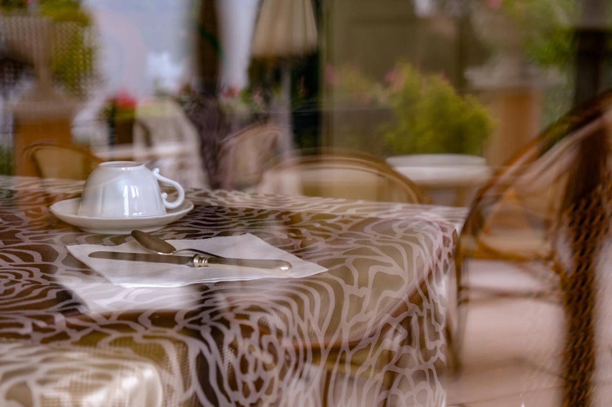 Hotel Bellevue Gardone Riviera Luaran gambar