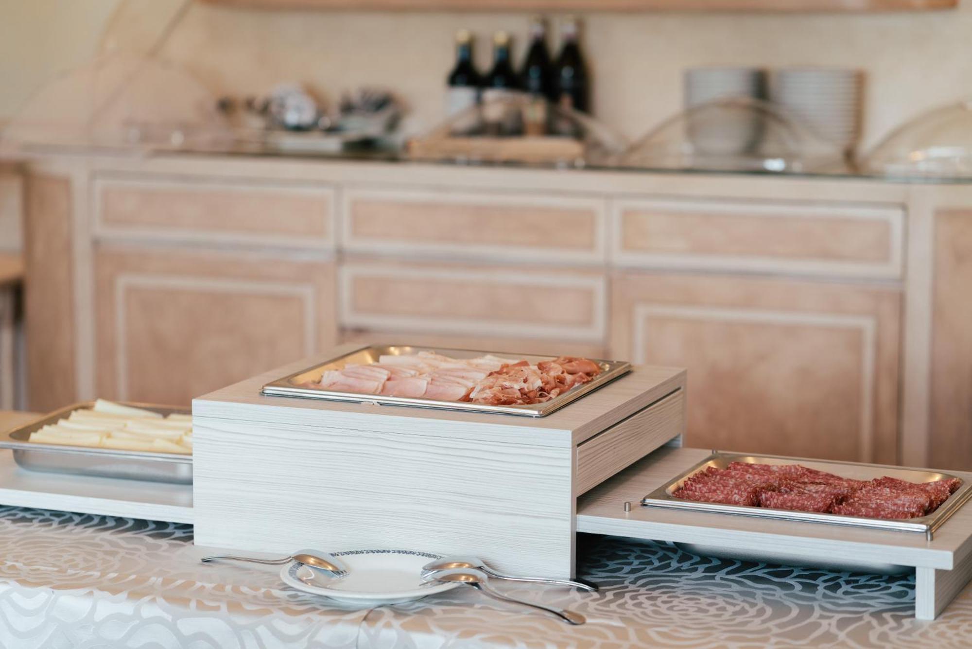 Hotel Bellevue Gardone Riviera Luaran gambar