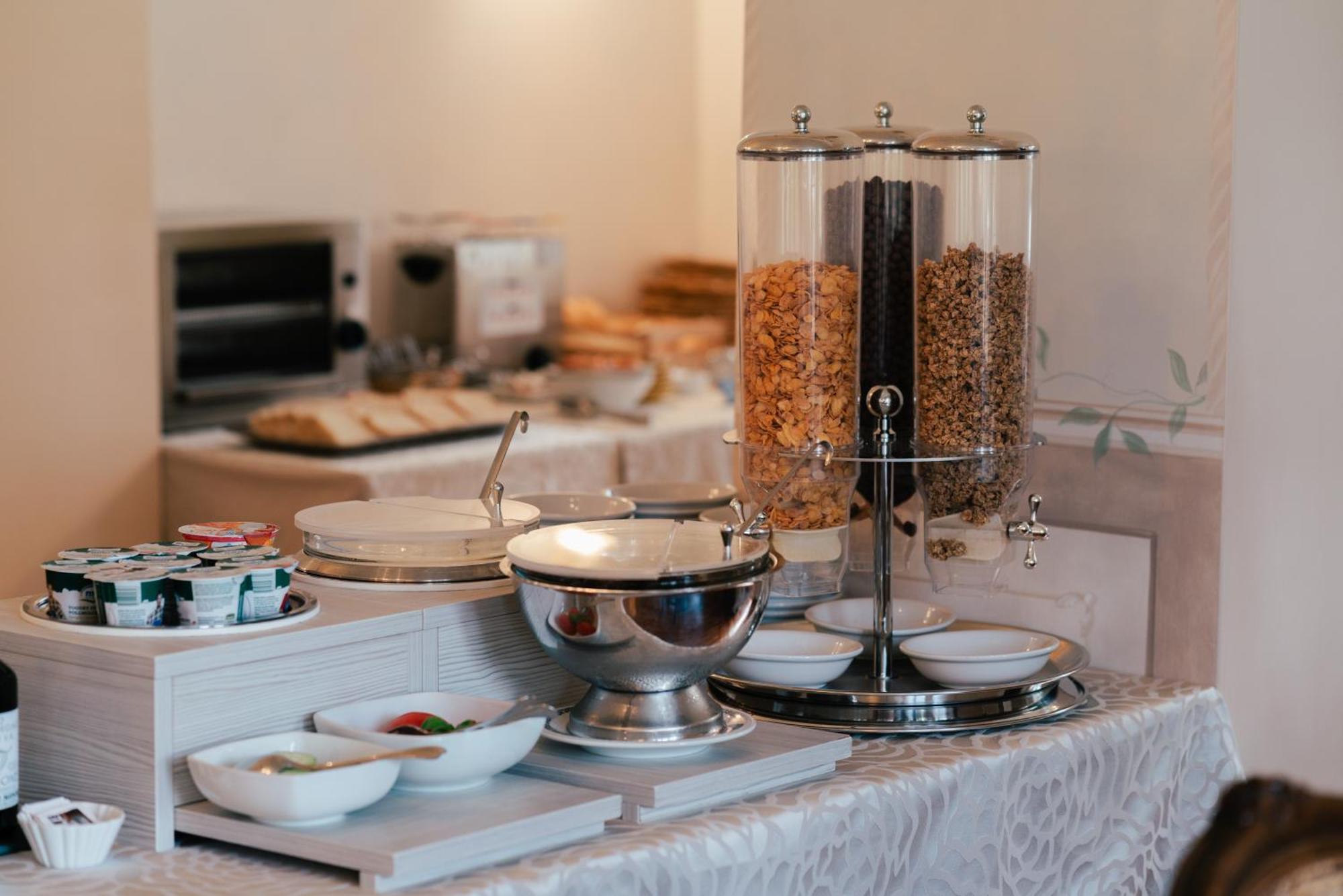 Hotel Bellevue Gardone Riviera Luaran gambar